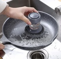 Afwasborstel Met Zeepdispenser – Met 3 Verschillende Opzet Stukken – Inclusief Houder – Grijs – Afwas Borstel Zeepreservoir – Zeep Handborstel – Doseerpomp – Afwasmiddel Dispenser – Navulbaar -bol winkel 1200x1168 4