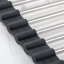 Highport Oprolbaar Vaat Droogrek - Scandinavisch Design - Opvouwbaar Hittebestendig Roestvrijstalen Keuken Afdruiprek - Vaatwasser Geschikt - Sterke 18-staafs Onderzetter - Foodgrade Materiaal 3 Highport Oprolbaar Vaat Droogrek - Scandinavisch Design - Opvouwbaar Hittebestendig Roestvrijstalen Keuken Afdruiprek - Vaatwasser Geschikt - Sterke 18-staafs Onderzetter - Foodgrade Materiaal -bol winkel 1200x1200 1401