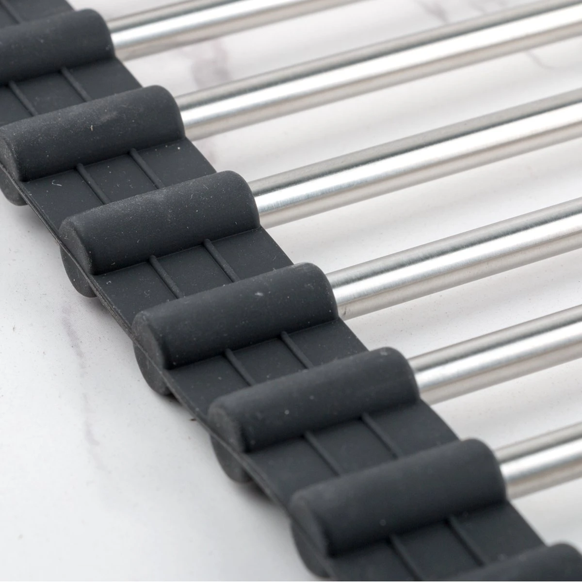 Highport Oprolbaar Vaat Droogrek - Scandinavisch Design - Opvouwbaar Hittebestendig Roestvrijstalen Keuken Afdruiprek - Vaatwasser geschikt - Sterke 18-staafs Onderzetter - Foodgrade Materiaal Highport Oprolbaar Vaat Droogrek - Scandinavisch Design - Opvouwbaar Hittebestendig Roestvrijstalen Keuken Afdruiprek - Vaatwasser Geschikt - Sterke 18-staafs Onderzetter - Foodgrade Materiaal -bol winkel 1200x1200 1401