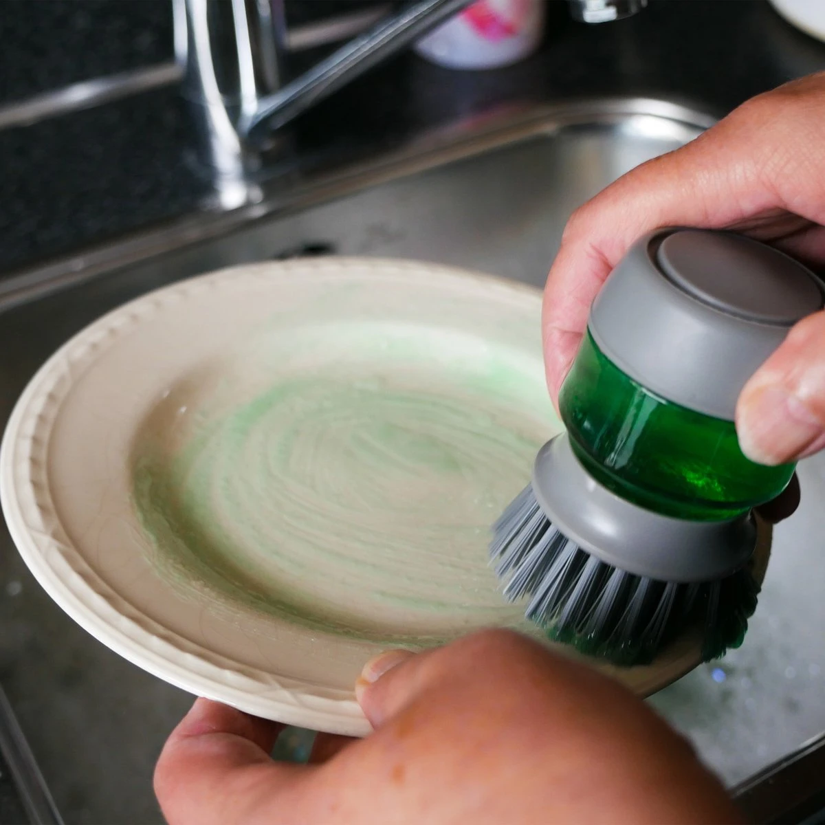 In Round Afwasborstel met Zeepdispenser / Zeepreservoir – Inclusief Houder – Grijs – Afwas Borstel – Zeep Handborstel – Doseerpomp – Afwasmiddel Dispenser – Navulbaar In Round Afwasborstel Met Zeepdispenser / Zeepreservoir – Inclusief Houder – Grijs – Afwas Borstel – Zeep Handborstel – Doseerpomp – Afwasmiddel Dispenser – Navulbaar -bol winkel 1200x1200 1810