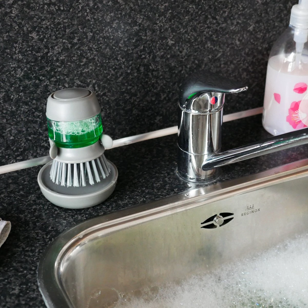 In Round Afwasborstel met Zeepdispenser / Zeepreservoir – Inclusief Houder – Grijs – Afwas Borstel – Zeep Handborstel – Doseerpomp – Afwasmiddel Dispenser – Navulbaar In Round Afwasborstel Met Zeepdispenser / Zeepreservoir – Inclusief Houder – Grijs – Afwas Borstel – Zeep Handborstel – Doseerpomp – Afwasmiddel Dispenser – Navulbaar -bol winkel 1200x1200 1811