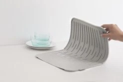 Brabantia SinkSide Afdruipmat - Siliconen - Mid Grey 4 Brabantia SinkSide Afdruipmat - Siliconen - Mid Grey -bol winkel 1200x799 13