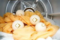 LuxerLiving Wasbol Set Van 6 - Droogt Tot 30% Sneller - Wasverzachter - Droger Ballen - Dryer Balls - Ecologisch - 100% Wol 3 LuxerLiving Wasbol Set Van 6 - Droogt Tot 30% Sneller - Wasverzachter - Droger Ballen - Dryer Balls - Ecologisch - 100% Wol -bol winkel 1200x800 2