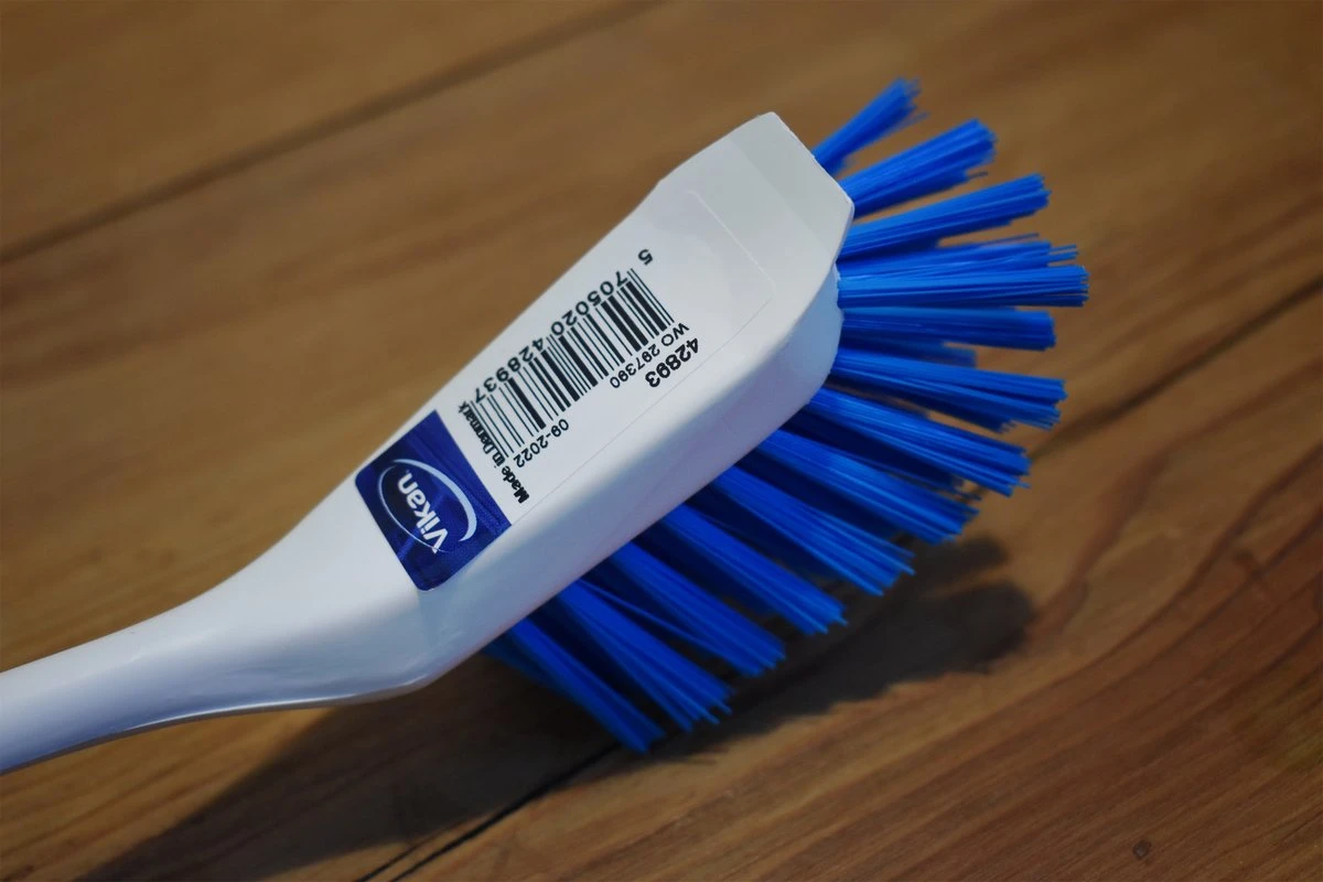 Vikan Design Afwasborstel 42893 met Schraprand - 28 cm - Wit Blauw - Geschikt voor de kleine Vaat - Onverslijtbaar - Bestand tegen Kokend heet water Vikan Design Afwasborstel 42893 Met Schraprand - 28 Cm - Wit Blauw - Geschikt Voor De Kleine Vaat - Onverslijtbaar - Bestand Tegen Kokend Heet Water -bol winkel 1200x800 28