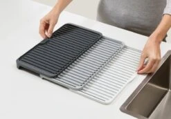 Joseph Joseph - Tier - Afdruipmat - Uitschuifbaar - Grijs -bol winkel 1200x836 3