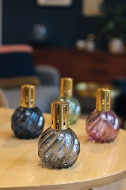 Ashleigh & Burwood Lampenolie Geurolie - Freesia & Orchid 250 Ml -bol winkel 800x1200 12